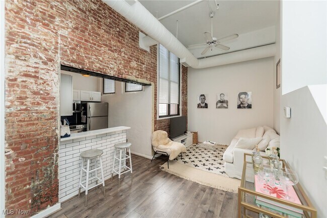 Building Photo - 1133 W 9th St