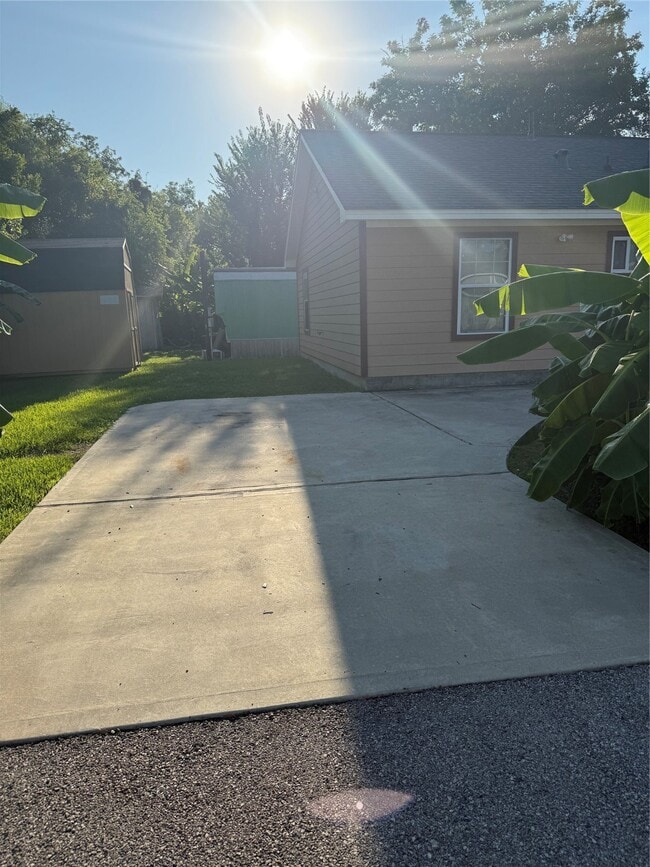 Building Photo - 210 E Homan Ave