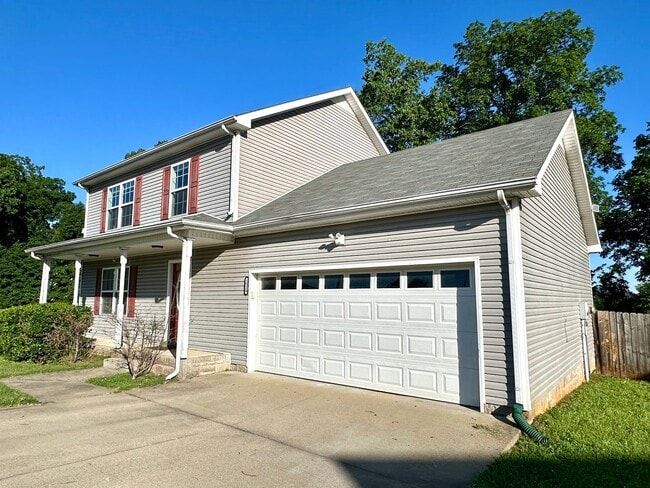 Building Photo - Spacious 3-Bedroom Home with Fenced Yard & Garage!