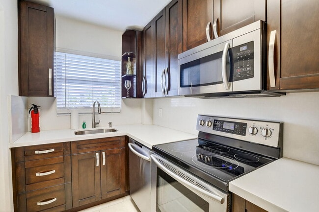 Building Photo - 581 Blue Heron Dr