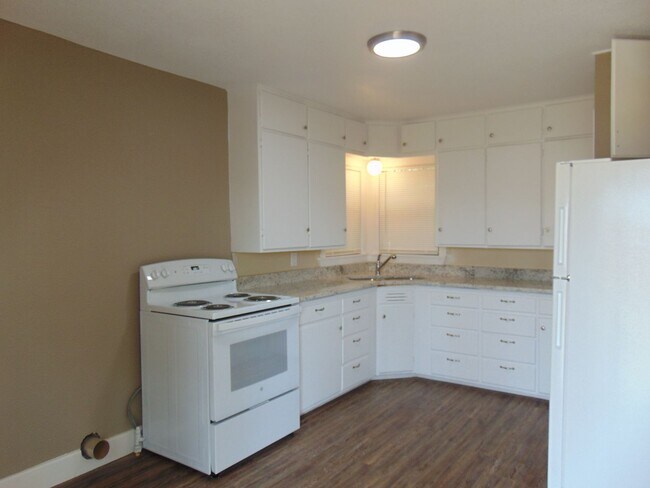 Building Photo - PRE-LEASE NOW! AVAILABLE 6/13/25-2605 33rd...
