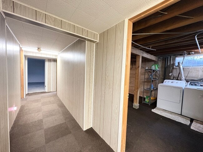 Building Photo - 437 Circleway Dr
