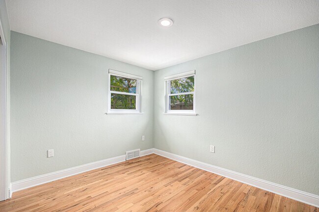 Building Photo - Newly Remodeled 4Bed/2Bath Denver Home