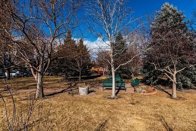 Building Photo - Stunning Mountain Views and an Unbeatable Location!