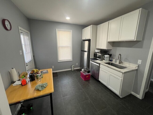 Building Photo - Spacious 3 bed, 1.5 bath duplex