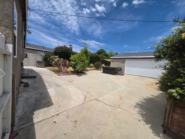 Building Photo - 5015 W 140th St