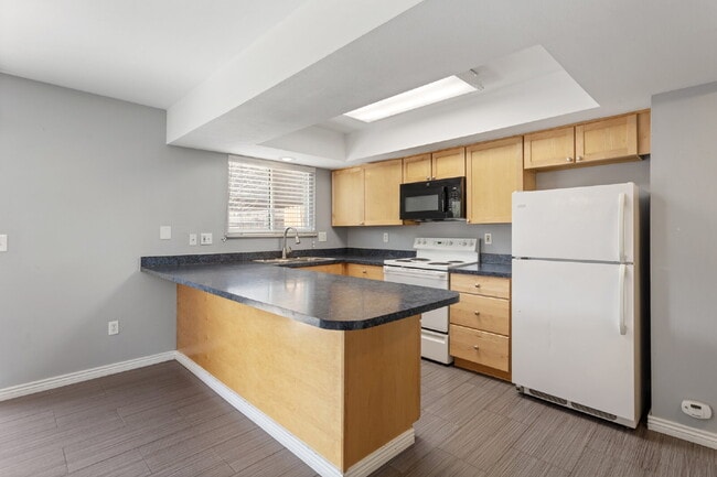 Building Photo - Southgelnn Townhome - 3 Bedrooms - 3 Bathr...