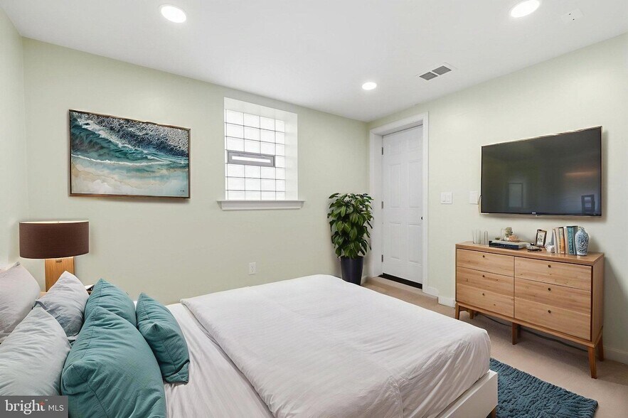 Building Photo - 3225 Chestnut St NE