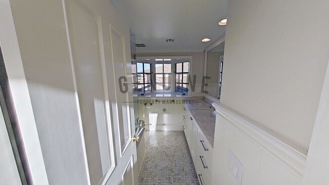 Building Photo - Beautiful Two-Level 5Bd 3.5Ba Home in Newport Beach