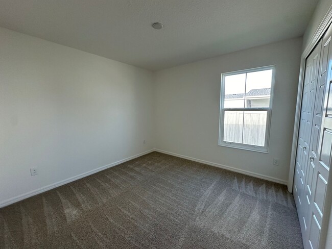 Building Photo - NEWER HOME adjacent to The Villages in all...