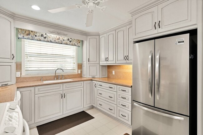 Building Photo - 830 Lake Orchid Cir