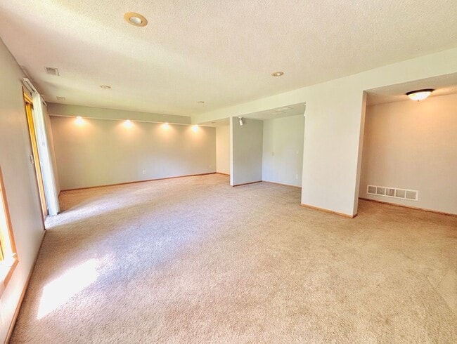 Building Photo - Entertainers dream in the heart of Eden Prairie! 3000+sf, updated, beautiful yard!!