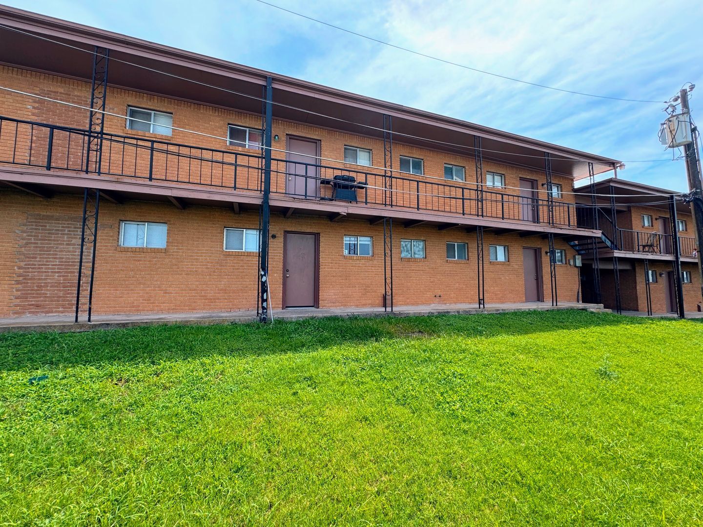 Building Photo - 805 W Hallmark Ave