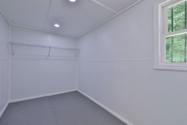 Building Photo - 1260 Shore Dr SW