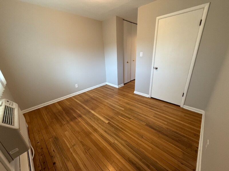 Building Photo - 652 E Main St