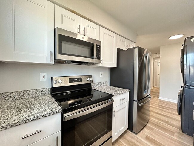 Building Photo - Charming Updated End-Unit Home with Private Yard in Virginia Beach