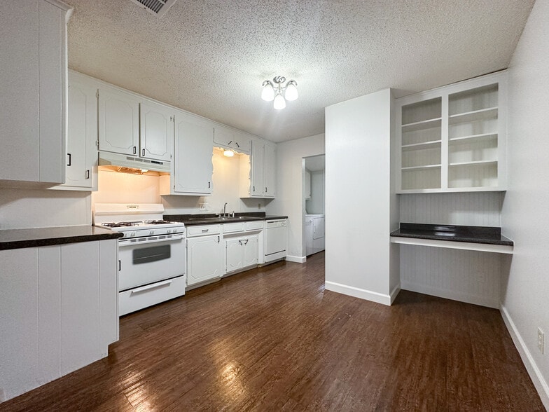 kitchen - 406 E Wells St