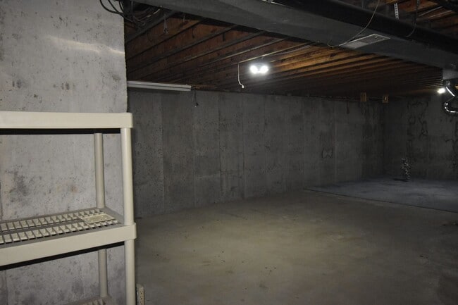 Building Photo - GREAT 3 BEDROOM/2 BATHROOM TOWNHOME WITH NEW PAINT & FLOORING. AVAILABLE 5/23.