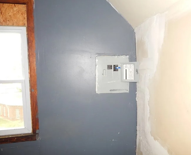 Building Photo - 10817 Hull Ave