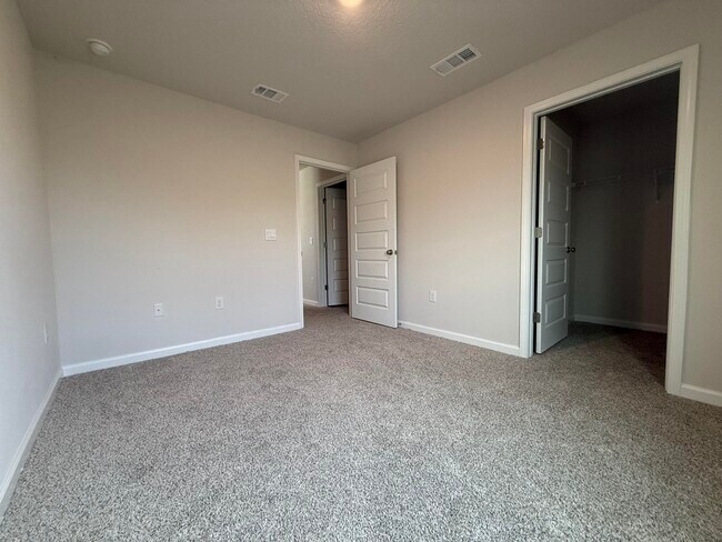 Building Photo - 2800 Tallgrass Ct