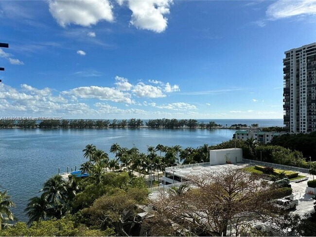 Building Photo - 2025 Brickell Ave