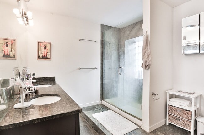 Building Photo - Wicker Park Huge 2 Bedroom Loft With Soaring Ceilings