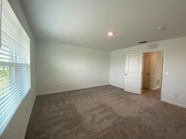 Building Photo - Welcome To Your NEWER Dream Home in the He...