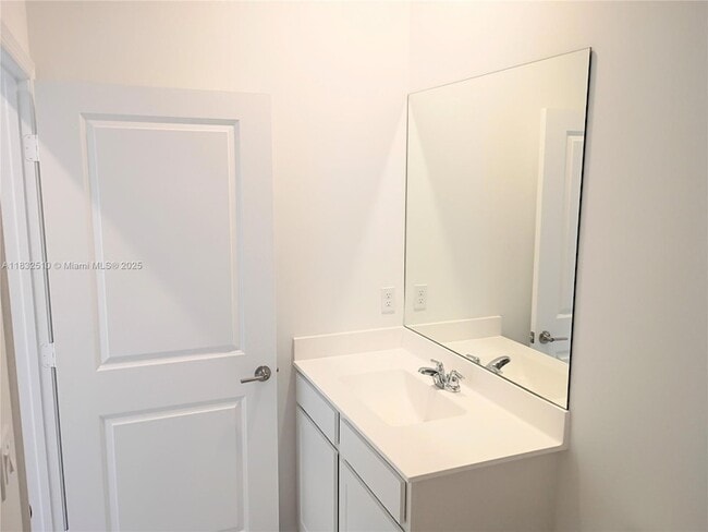 Building Photo - 329 SE Crossoak Ln