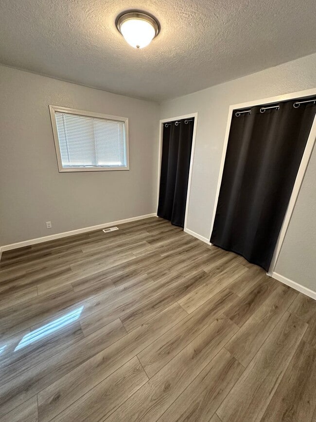 Building Photo - 3 Bedroom 2 Bath Home in Suburbs