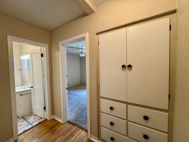 Building Photo - North Campus Gem!