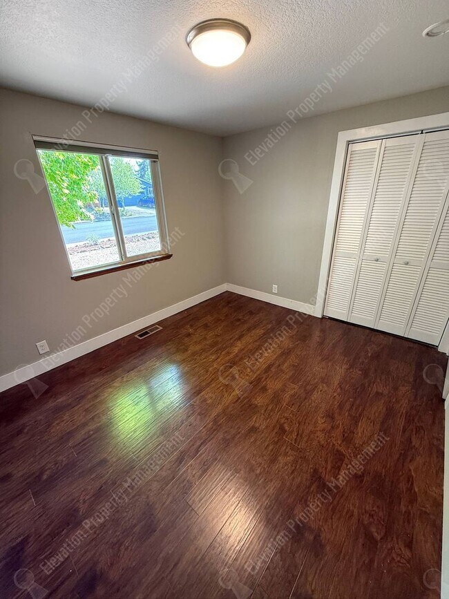Building Photo - Single-Level 3 BR in NE Bend with large fully-fenced yard