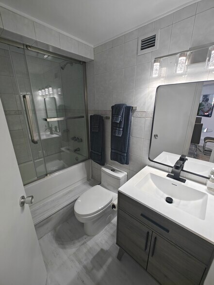 Building Photo - 801 Brickell Bay Dr