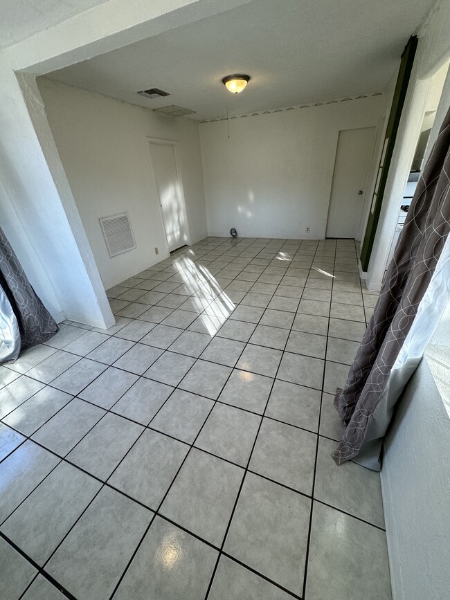 Building Photo - 239 S Cherry Ave