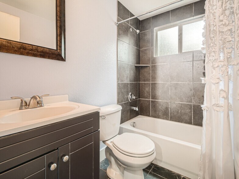 bathroom - 120 S Pennsylvania St