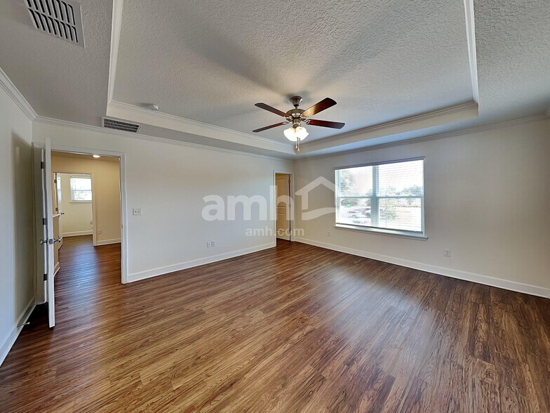 Building Photo - 3051 Creek Village Ln