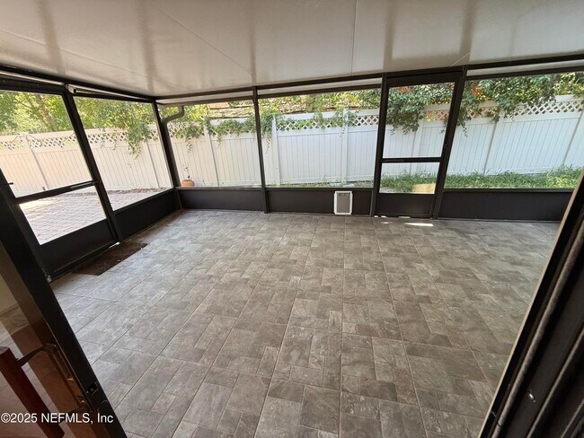Building Photo - 10511 Tanglewilde Dr W