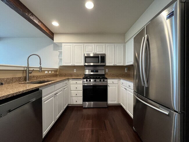 Building Photo - Incredible Forrest Park Townhome!! 2 bedroom, 2 bath, HUGE attached Garage!