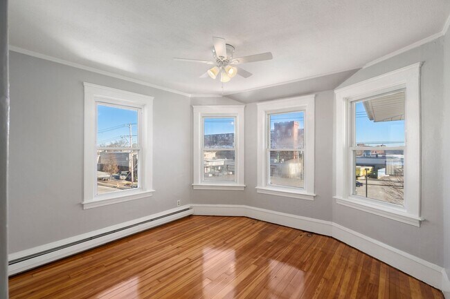 Building Photo - 508 Lonsdale Ave