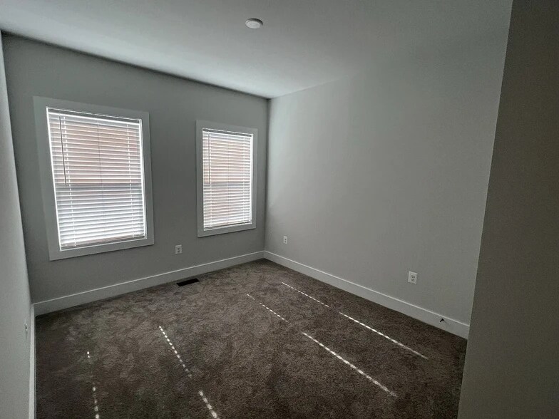Building Photo - 584 Hazel Dr