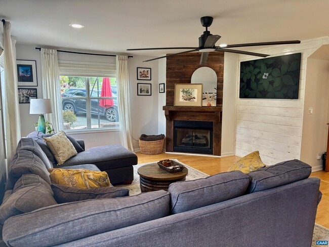 Building Photo - 292 Blackthorn Ln