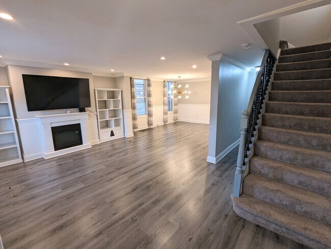Building Photo - Spacious 3 bedroom 2.5 Bathroom Single Family Home (Mt Washington)
