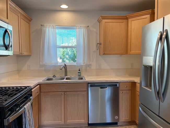 Building Photo - Beautiful 2 Bedroom 1.5 Bath 2 Story Home-...