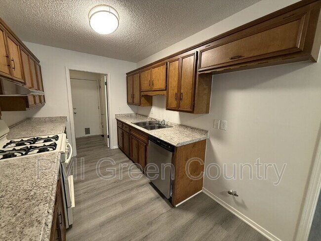 Building Photo - 4722 S 72nd E Ave