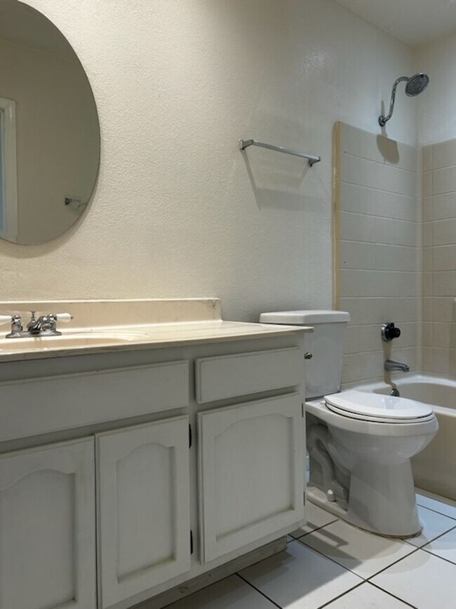 Building Photo - PLEASE CONTACT VAUGHN REALTY TO SET UP AN APPOINTMENT (760)446-6561