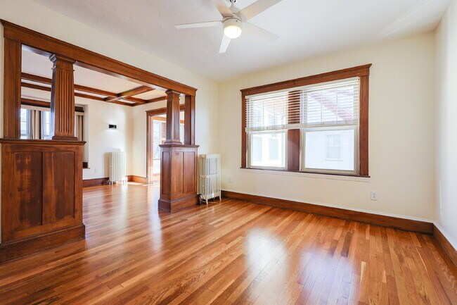 Building Photo - Stunning, Renovated, Spacious 2 Bed / 1 Bath in North Quincy