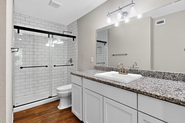 Building Photo - Stylish Upstairs Corner Unit Near Lake Ray Hubbard