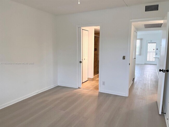 Building Photo - 3007 Hythe A