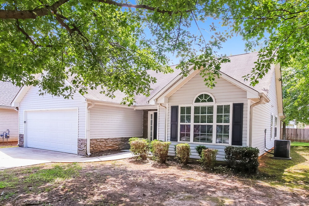 Building Photo - 1500 Logan Ln