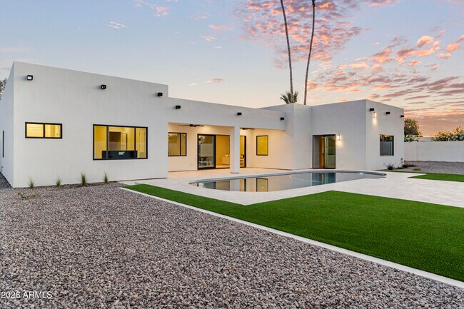 Building Photo - 5540 E Dahlia Dr