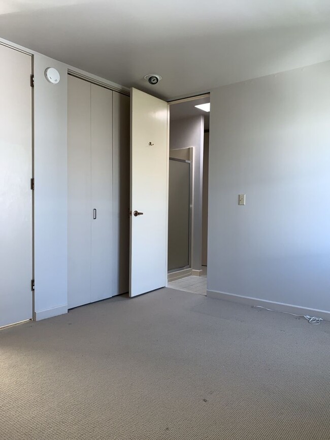 Building Photo - Spectacular View!! This top floor condo is a MUST SEE!! $500 move in credit